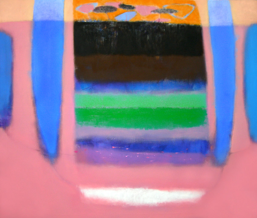 Pole a zavěšený oblak v růžové