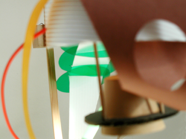 detail rotace na ose napětí